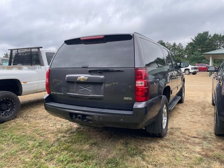 2010-chevrolet-suburban-image-7