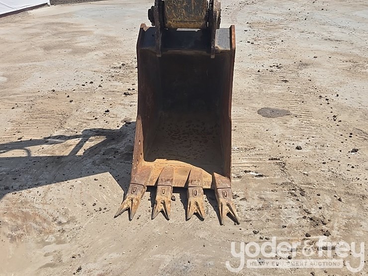2017-deere-210g-lc-image-11