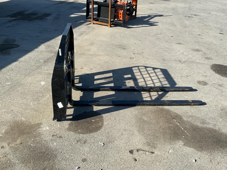 skid-steer-pallet-fork-attachment-image-4