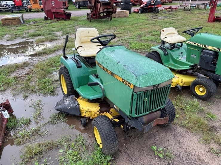 john-deere-240-image-2