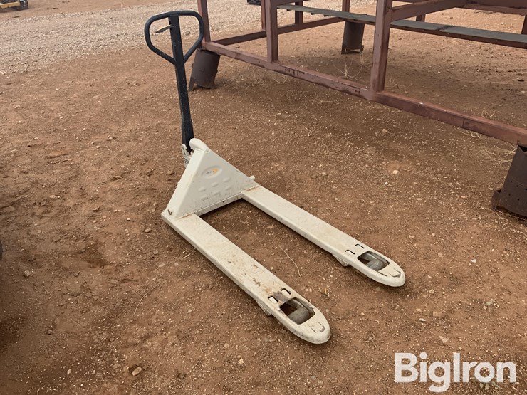 crown-pallet-jack-image-3