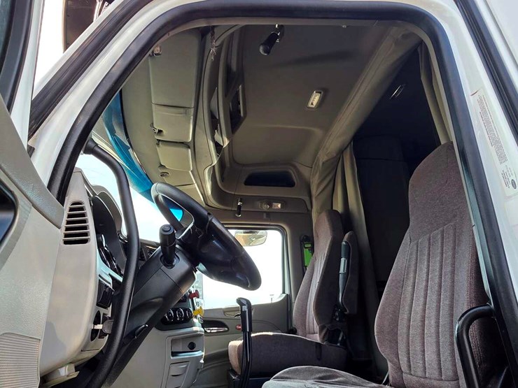 2019-peterbilt-567-image-4