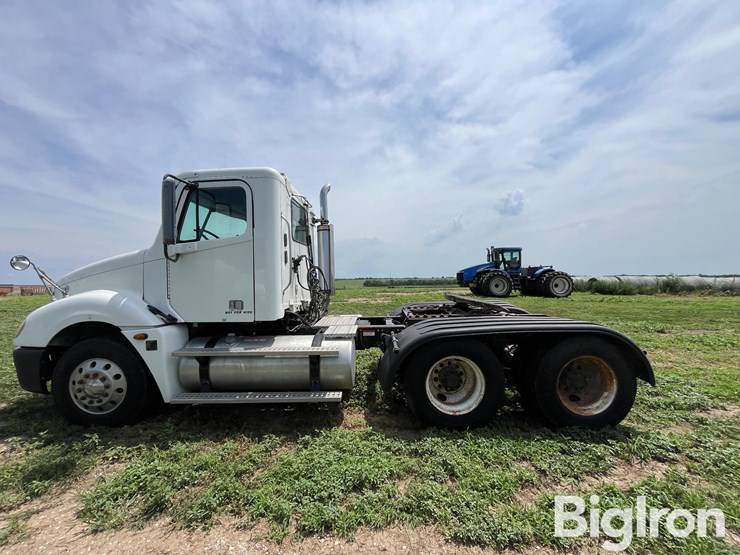 2004-freightliner-t/a-truck-tractor-image-8