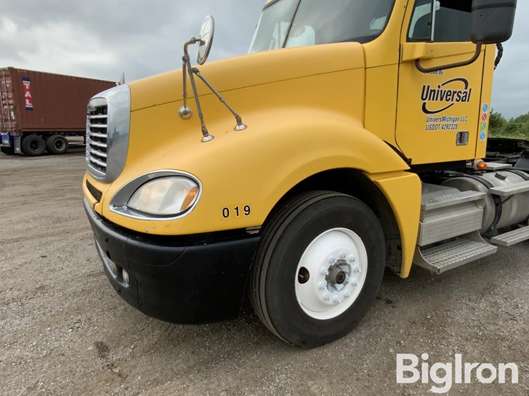 2010-freightliner-columbia-120-image-10