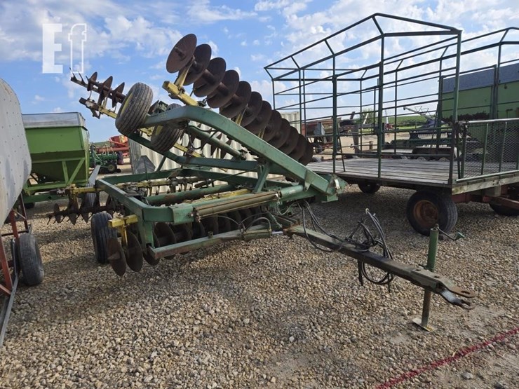 john-deere-220-image-2