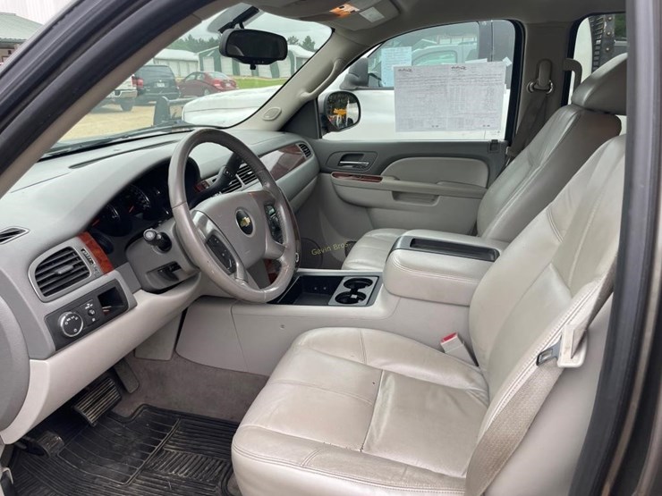 2011-chevrolet-suburban-image-12