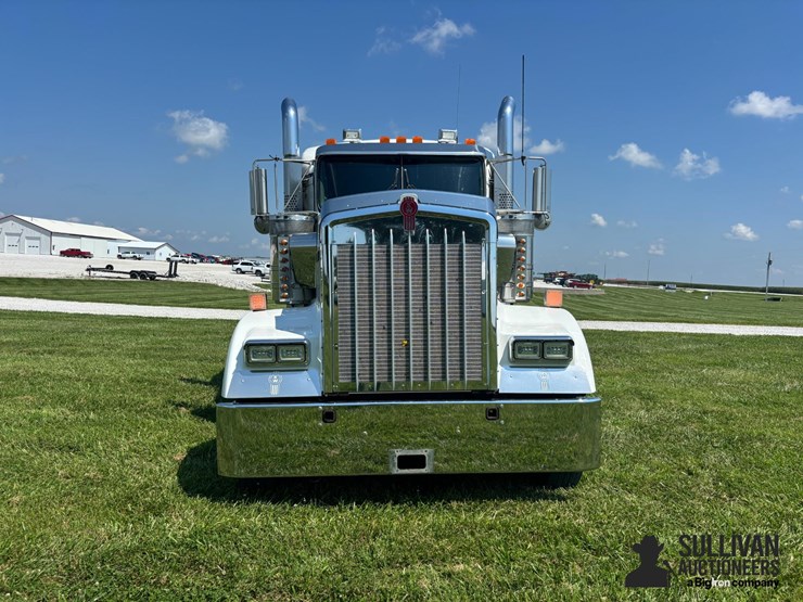 2019-kenworth-w900-image-2