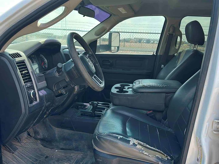 2017-dodge-ram-3500-image-7