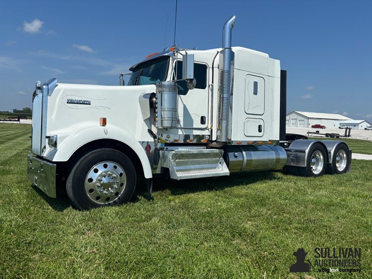 2019-kenworth-w900-image-1