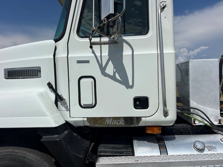 2001-mack-ch613-image-15