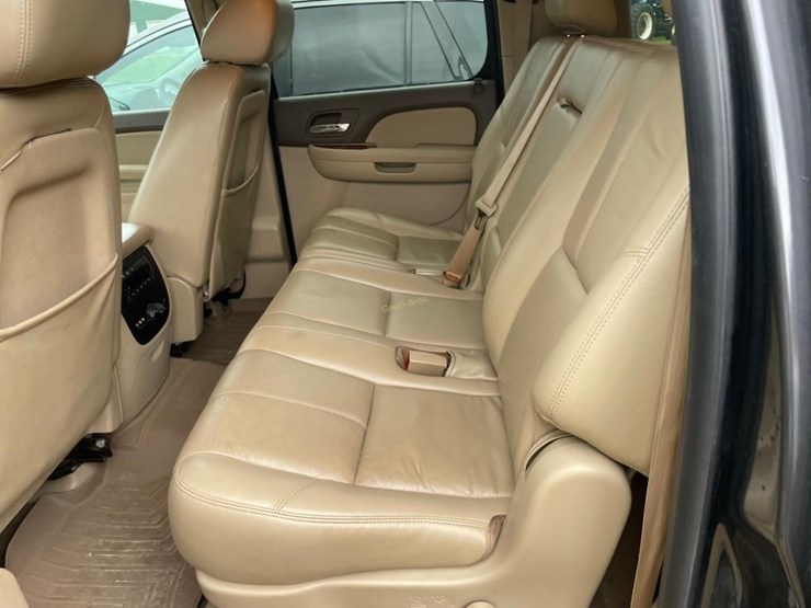 2010-chevrolet-suburban-image-16