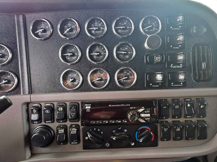 2015-peterbilt-389-image-2