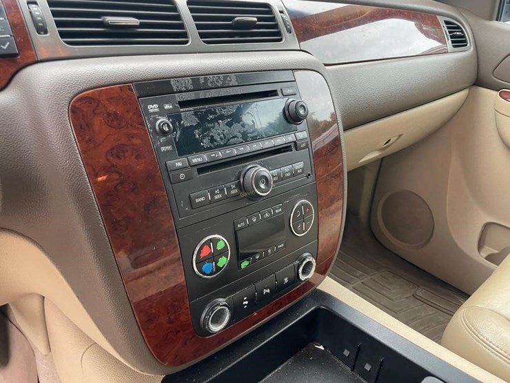 2010-chevrolet-suburban-image-14