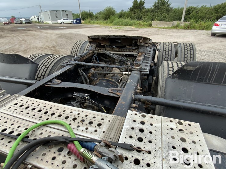 2010-freightliner-columbia-120-image-18