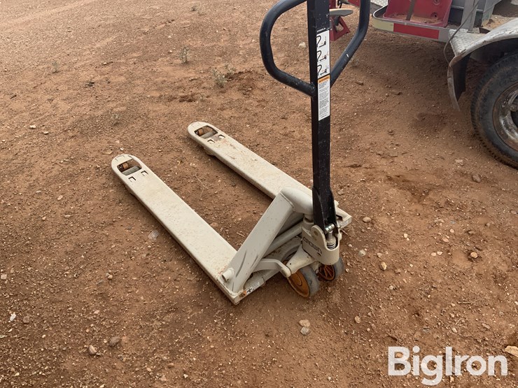 crown-pallet-jack-image-7