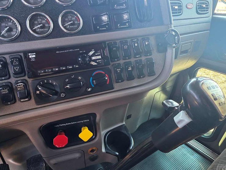 2015-peterbilt-389-image-3