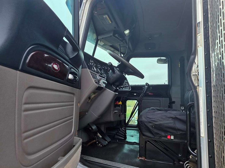 2015-peterbilt-389-image-1