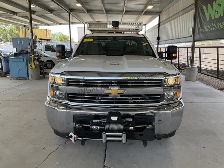 2015-chevrolet-3500-image-3