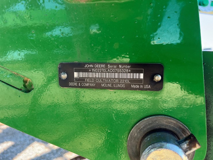 2014-john-deere-2210-image-16