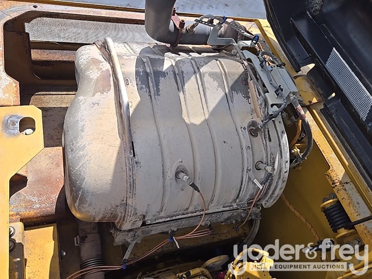 2015-caterpillar-329fl-image-47