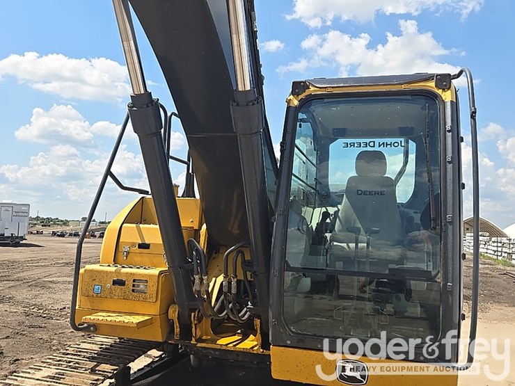 2017-deere-210g-lc-image-36