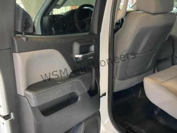 2015-chevrolet-3500-image-25