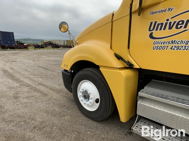2010-freightliner-columbia-120-image-11