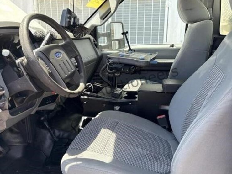 2015-ford-f550-image-32