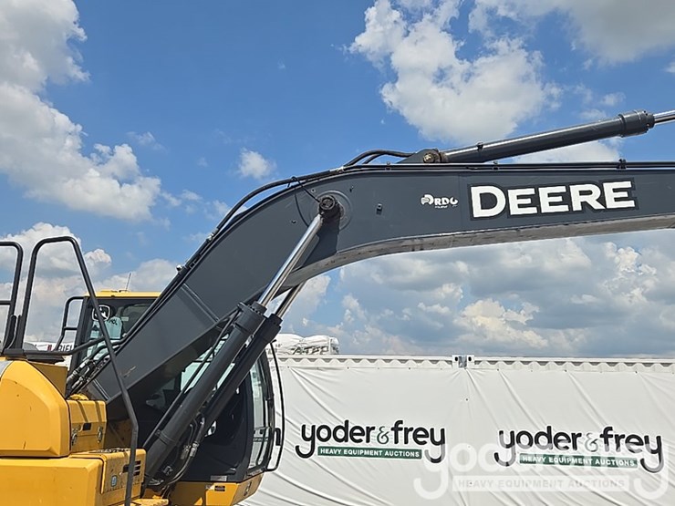 2017-deere-210g-lc-image-35