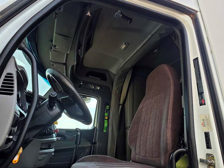 2017-peterbilt-567-image-4