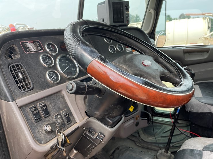 2011-peterbilt-365-image-60