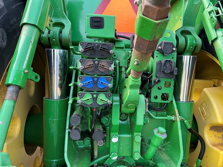 2010-john-deere-8320r-image-8