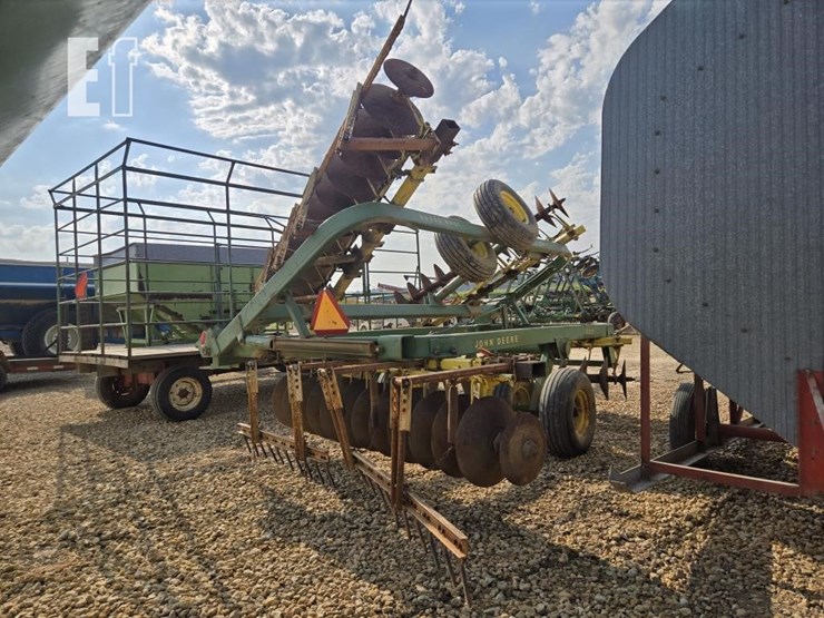 john-deere-220-image-6