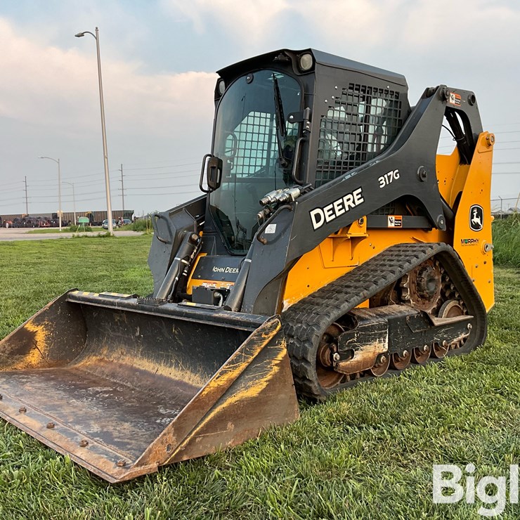 2017 DEERE 317G