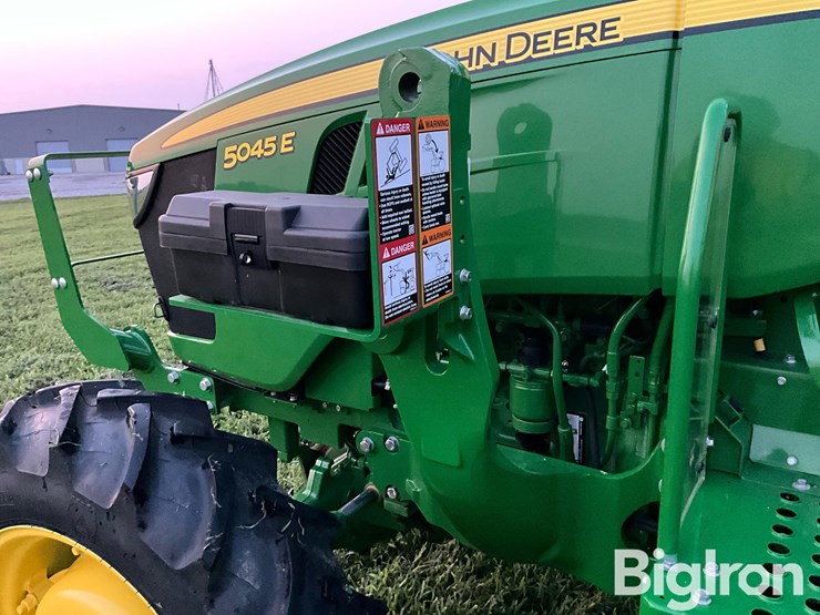 2022-john-deere-5045e-image-11