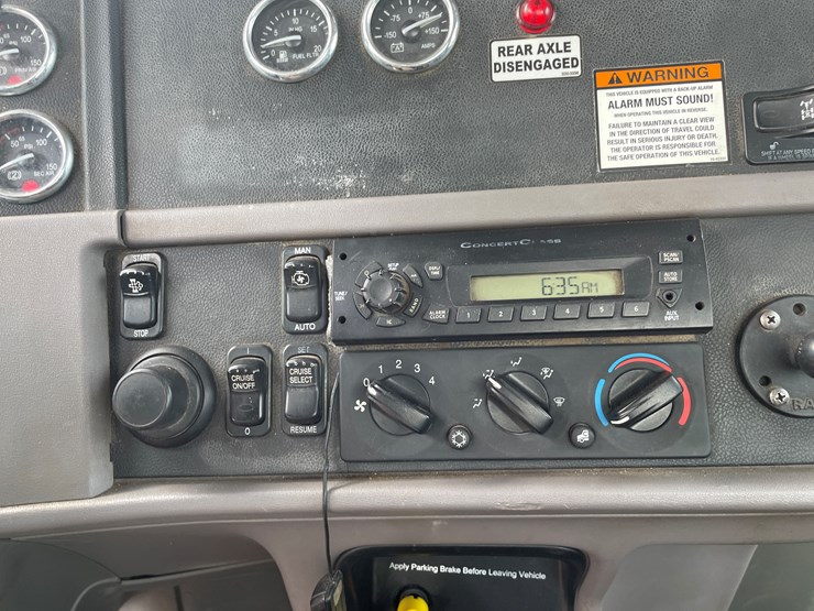 2011-peterbilt-365-image-72