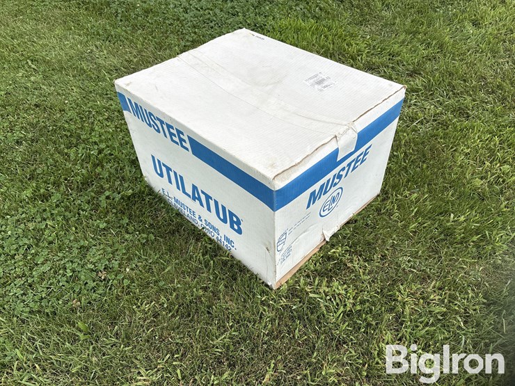 mustee-20”-x-24”-utility-wash-tub-kit-image-5