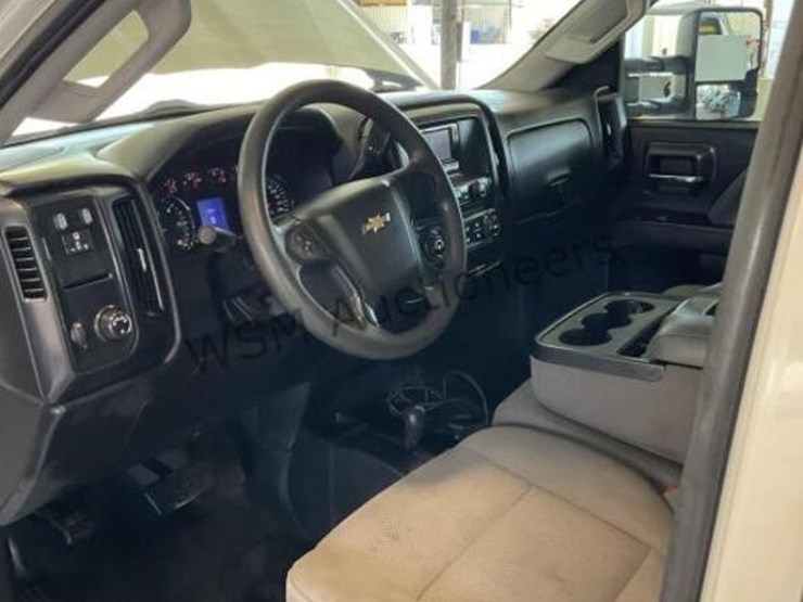2015-chevrolet-3500-image-22