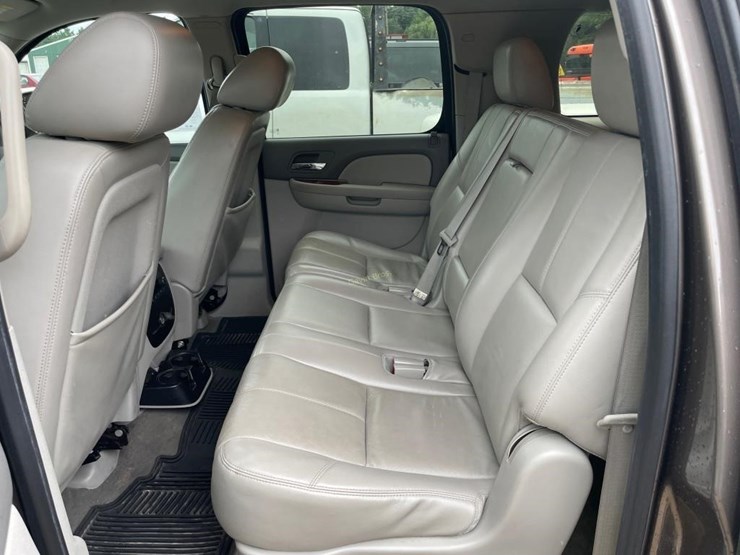 2011-chevrolet-suburban-image-11