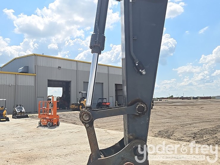 2017-deere-210g-lc-image-27