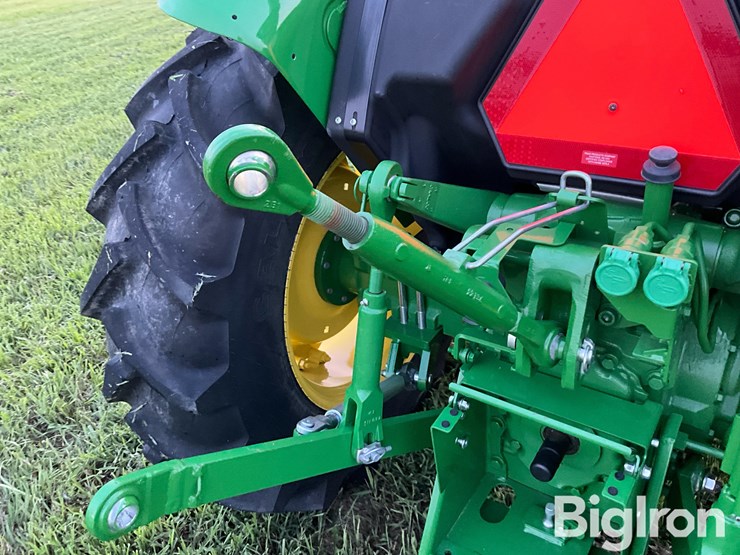 2023-john-deere-5050e-image-16
