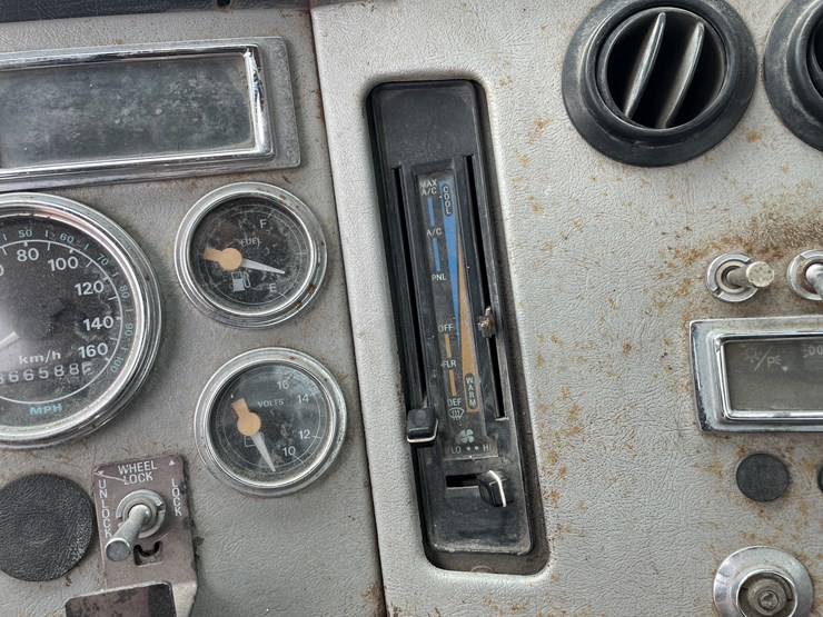 1995-ford-l9000-image-71