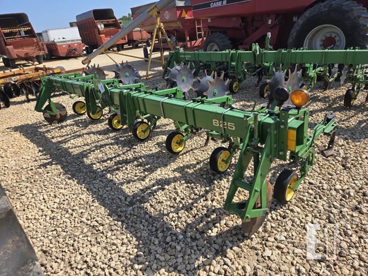 john-deere-825-image-1