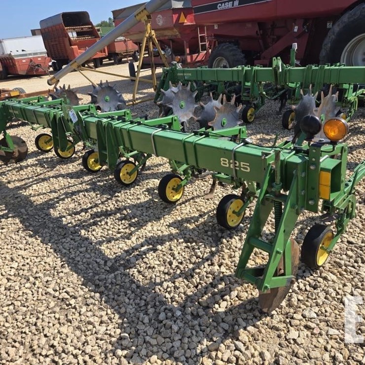 JOHN DEERE 825