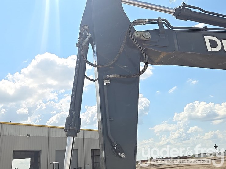 2017-deere-210g-lc-image-28