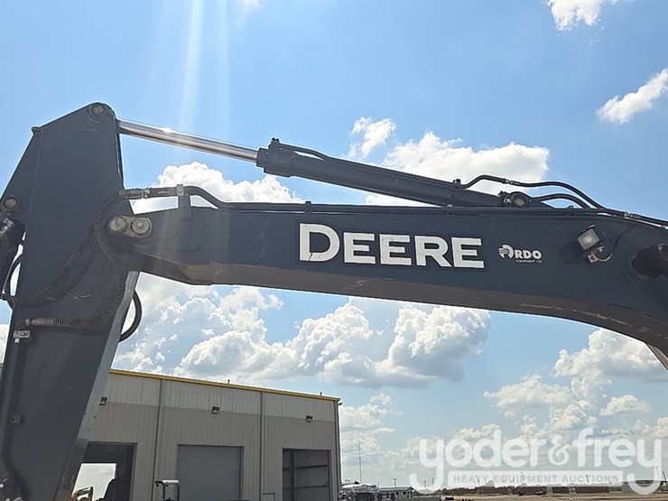 2017-deere-210g-lc-image-32