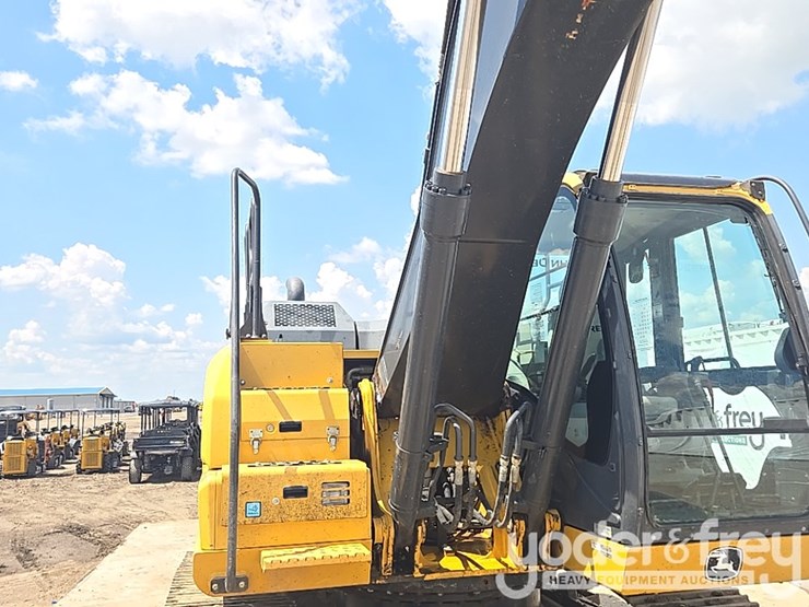 2017-deere-210g-lc-image-38