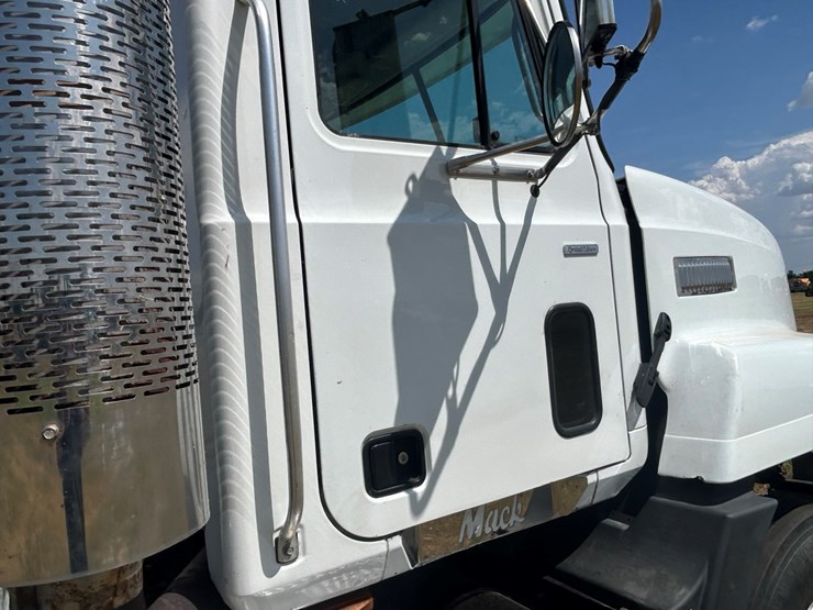 2001-mack-ch613-image-31