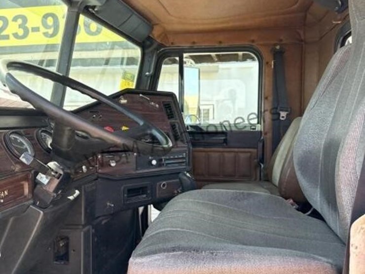 1998-freightliner-fld112-image-23