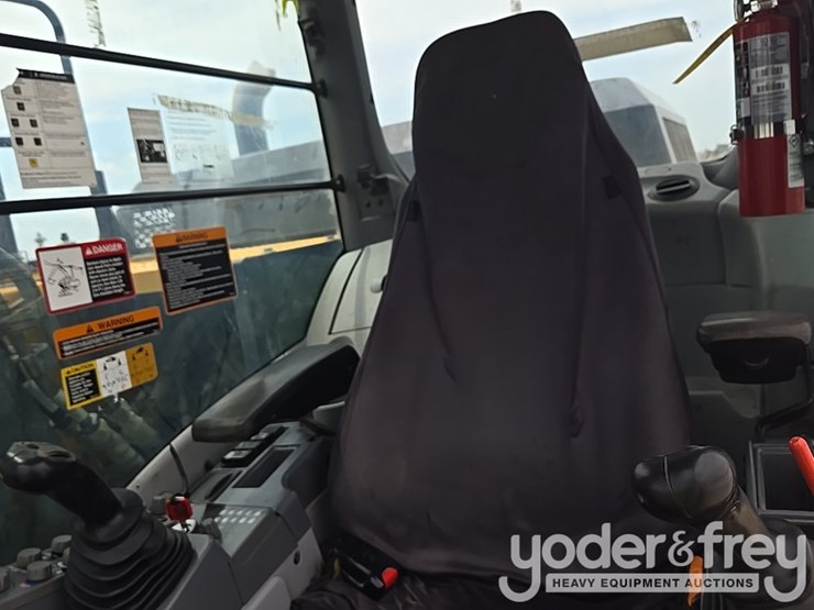 2022-deere-130g-image-70